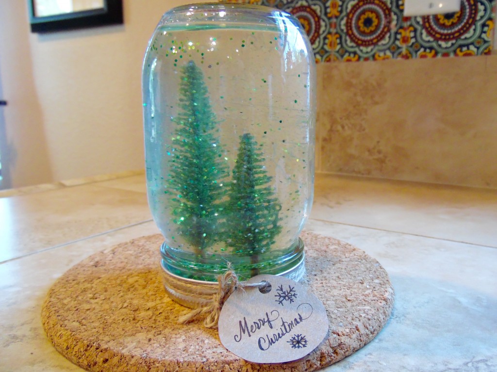 Holiday Craft Ideas: DIY Mason Jar Snow Globes | Besos, Alina